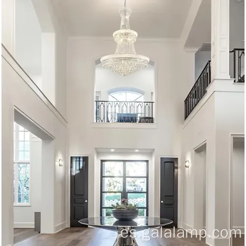 Elegante candelabra al vestíbulo de cristal de oro